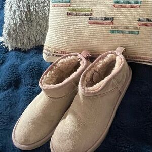 UGG Barely Pink Classic Ultra Mini, EUC, Size 9